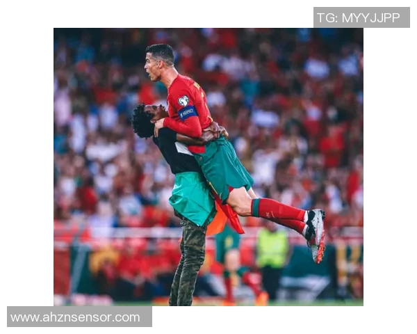 球迷疯狂冲进赛场一幕C罗球衣被抢引发热议